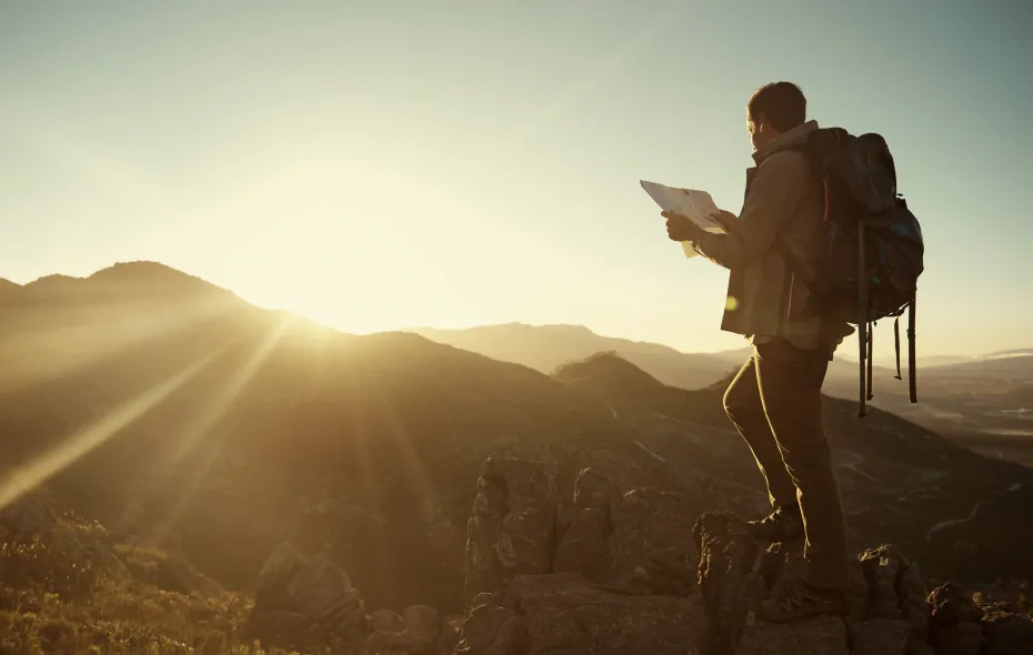 Mann som leser kart, foto